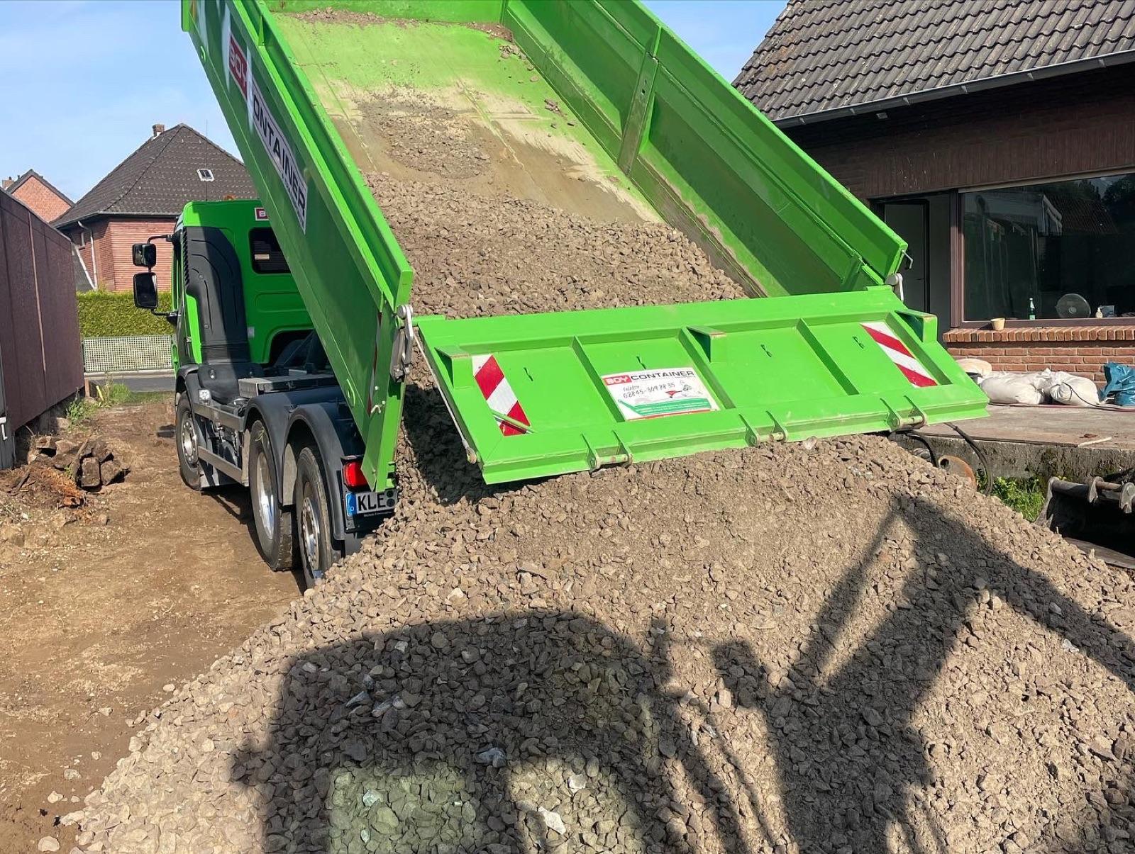 LKW von BOY Container bei einer Materiallieferung